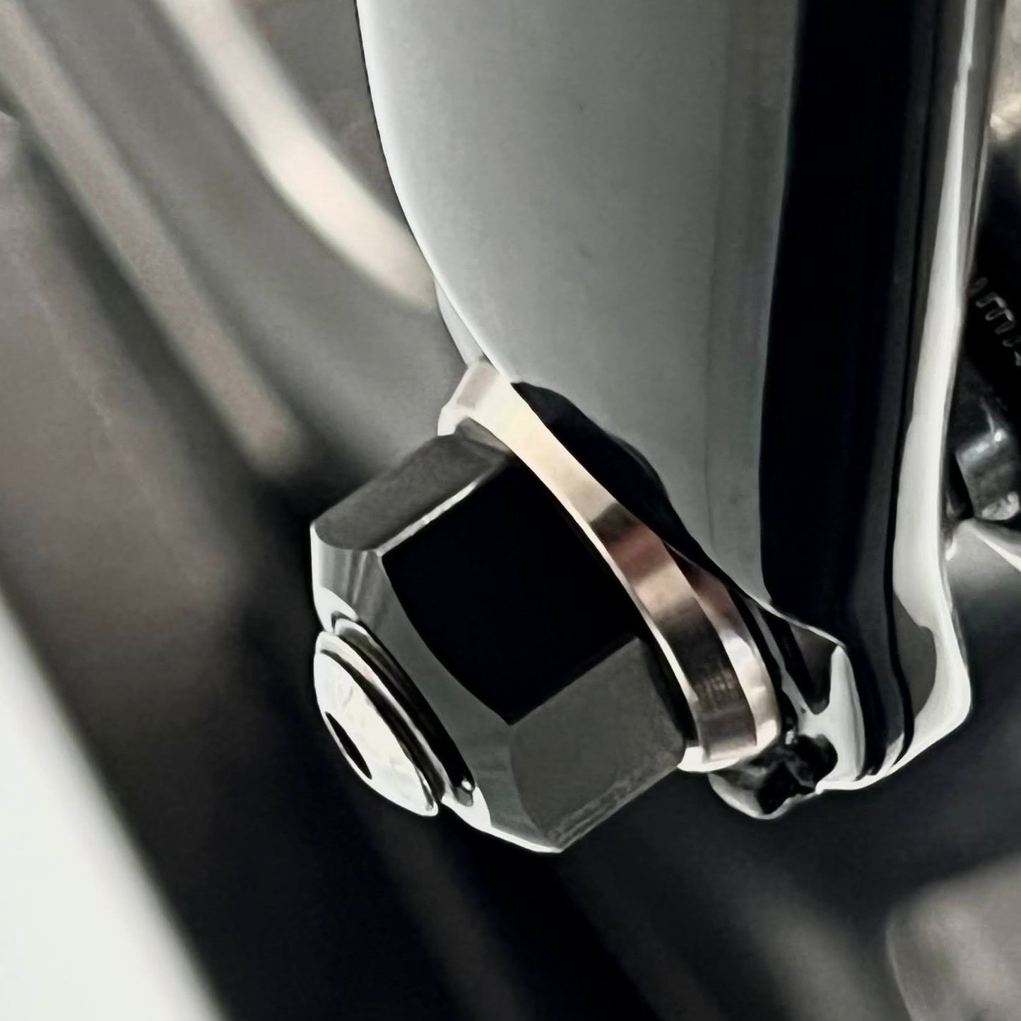 ELITE HUB NUT Black/Silver